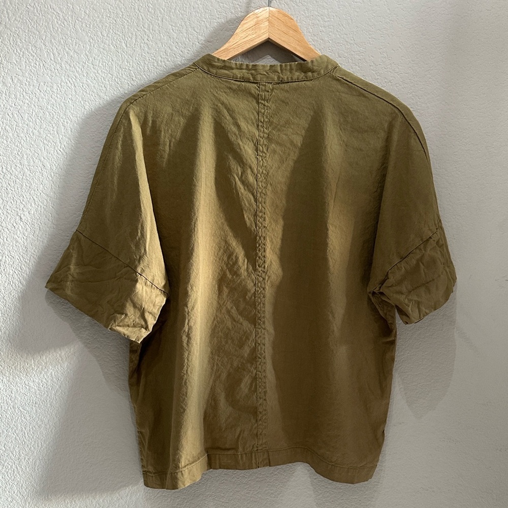 T Tahari Khaki Boxy Split Neck Top EUC - Picture 7 of 8